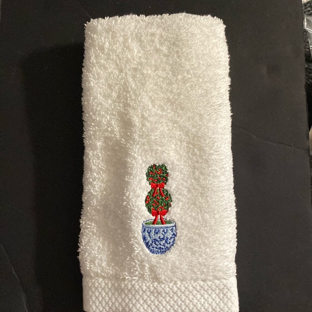 Southern Living PORTUGAL L-TOP-TIP TOPIARY FINGER
TIP 12” x 18”, 100% COTTON NWT